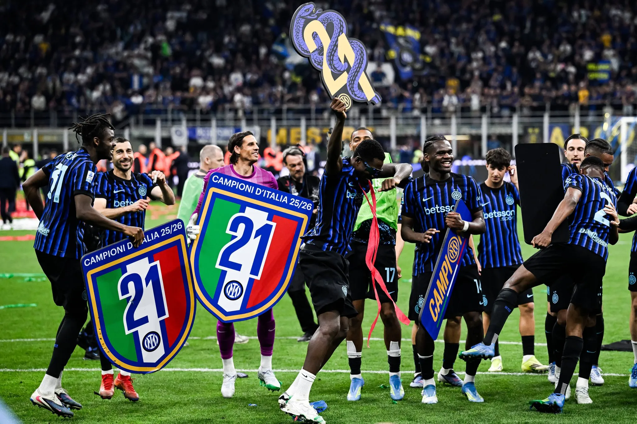 Elenco da Inter comemora t&iacute;tulo da Serie 2025/26 
