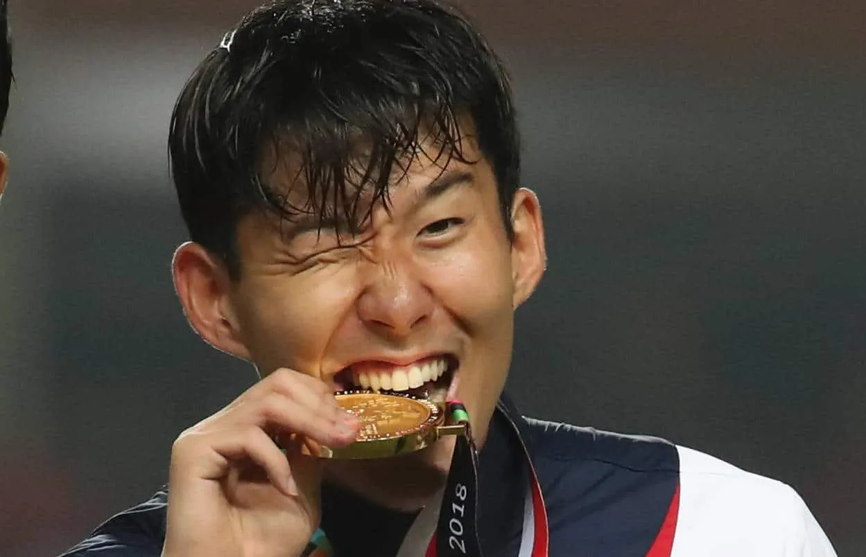 Son Heung-min comemora ouro pela Coreia do Sul em 2018