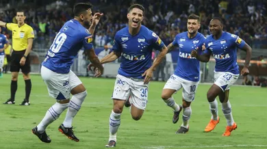 Numa partida franca, o in&iacute;cio fulminante do Cruzeiro valeu a vit&oacute;ria sobre o Racing e a lideran&ccedil;a