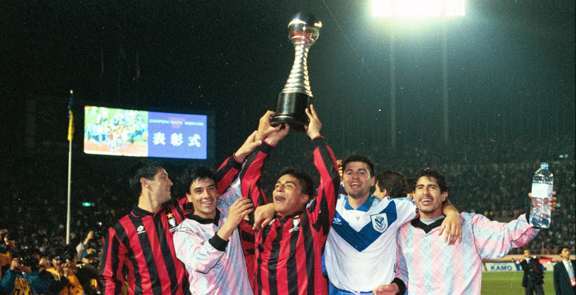O clube de bairro que se fez do tamanho do mundo: 25 anos das gl&oacute;rias do V&eacute;lez de Bianchi