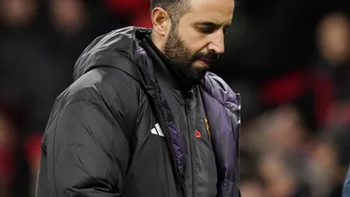 Nem expuls&atilde;o bizarra e freguesia hist&oacute;rica evitam derrota do United em data simb&oacute;lica para Amorim