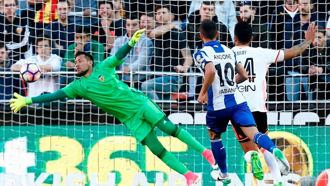 Diego Alves &eacute;, cada vez mais, o terror dos cobradores de p&ecirc;nalti. Mas e a Sele&ccedil;&atilde;o?