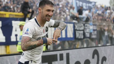 S&oacute; vale gola&ccedil;o: Napoli bate Monza de virada e segue na briga pelo m&iacute;nimo