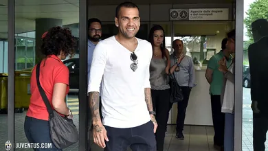 Juventus oficializa contrata&ccedil;&atilde;o de Daniel Alves, em uma transfer&ecirc;ncia boa para ele e para o clube