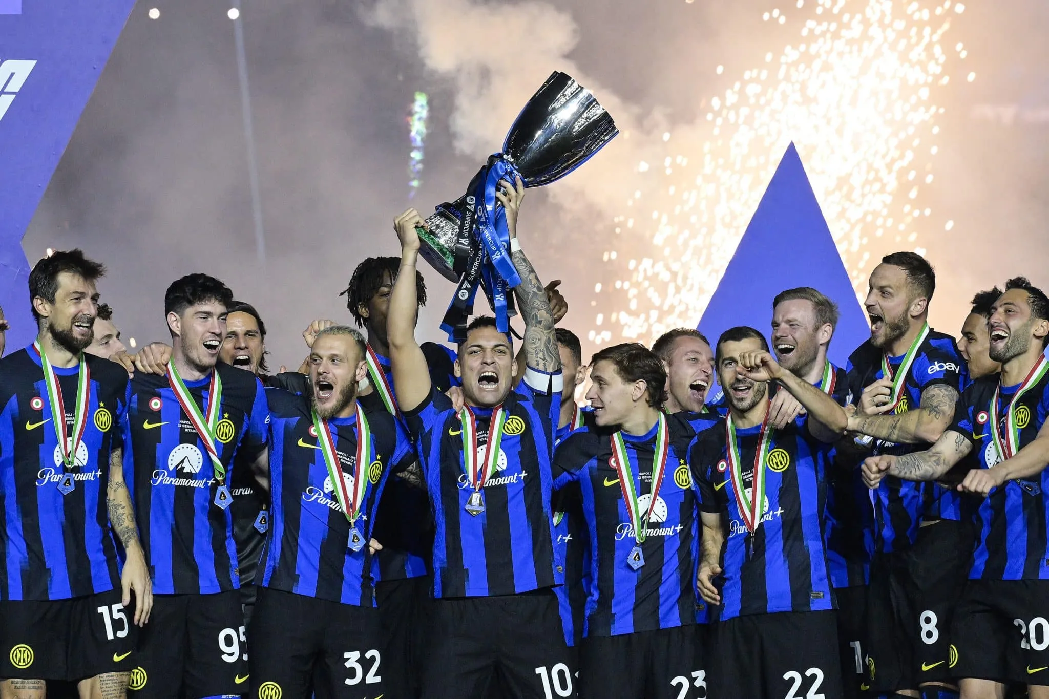 Lautaro decide no fim, e Internazionale supera Napoli para levar a oitava Supercopa da It&aacute;lia