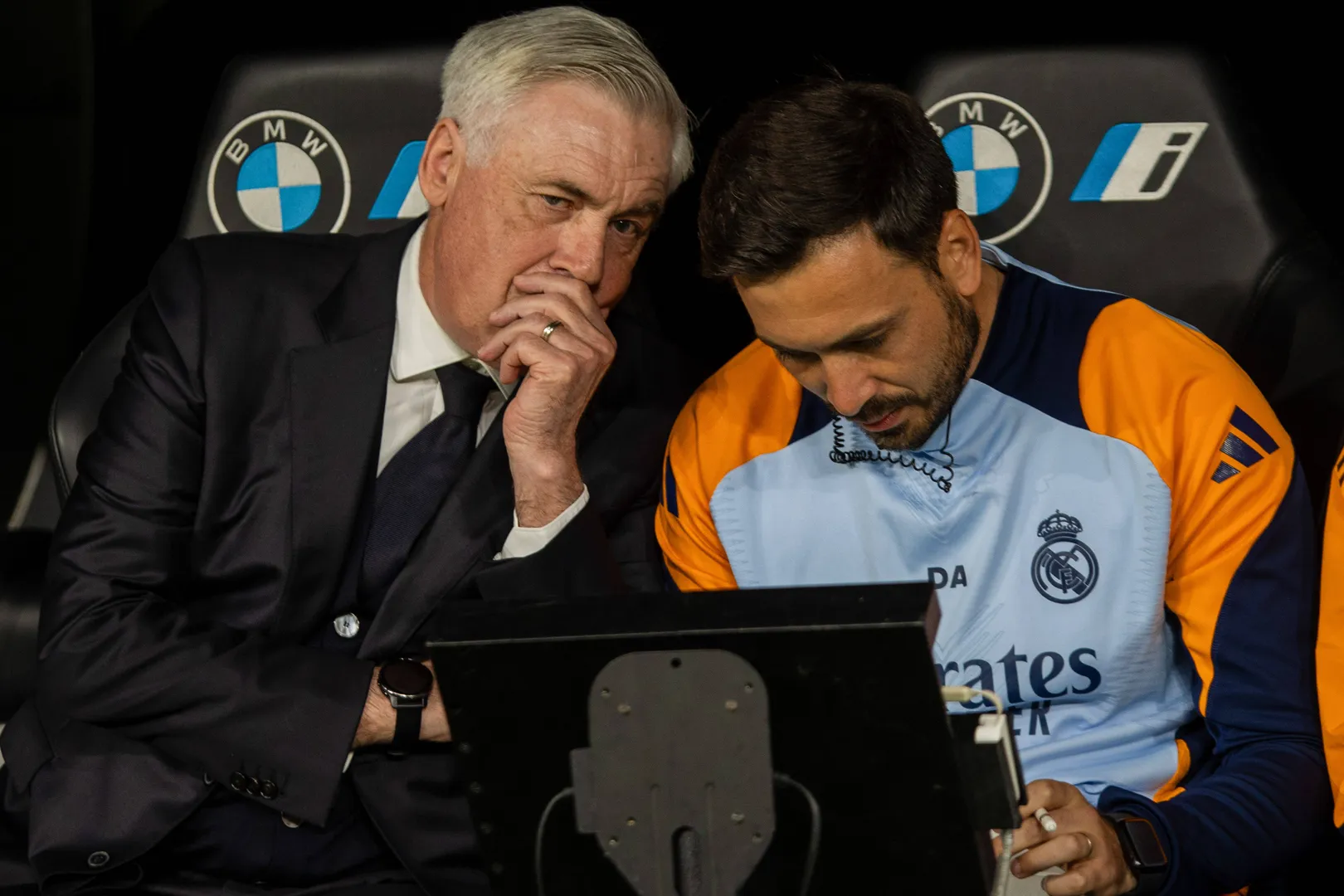 Carlo e Davide Ancelotti conversam no banco de reservas do Real Madrid