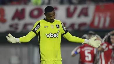 &Aacute;udio do VAR revela porque John, do Botafogo, teve expuls&atilde;o cancelada contra o Bahia