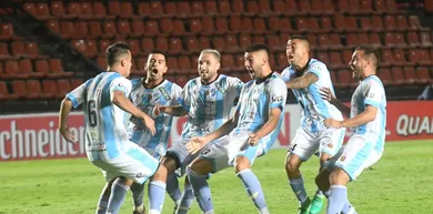 O pequenino Sol de Mayo protagonizou uma fa&ccedil;anha contra o Rosario Central na Copa Argentina