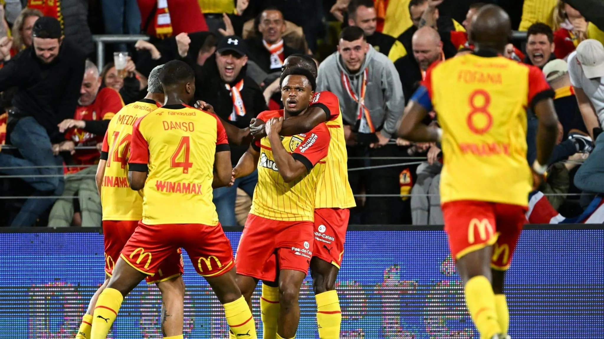 Quem n&atilde;o faz, toma: Lens supera err&aacute;tico Marseille e volta a pressionar o PSG na tabela