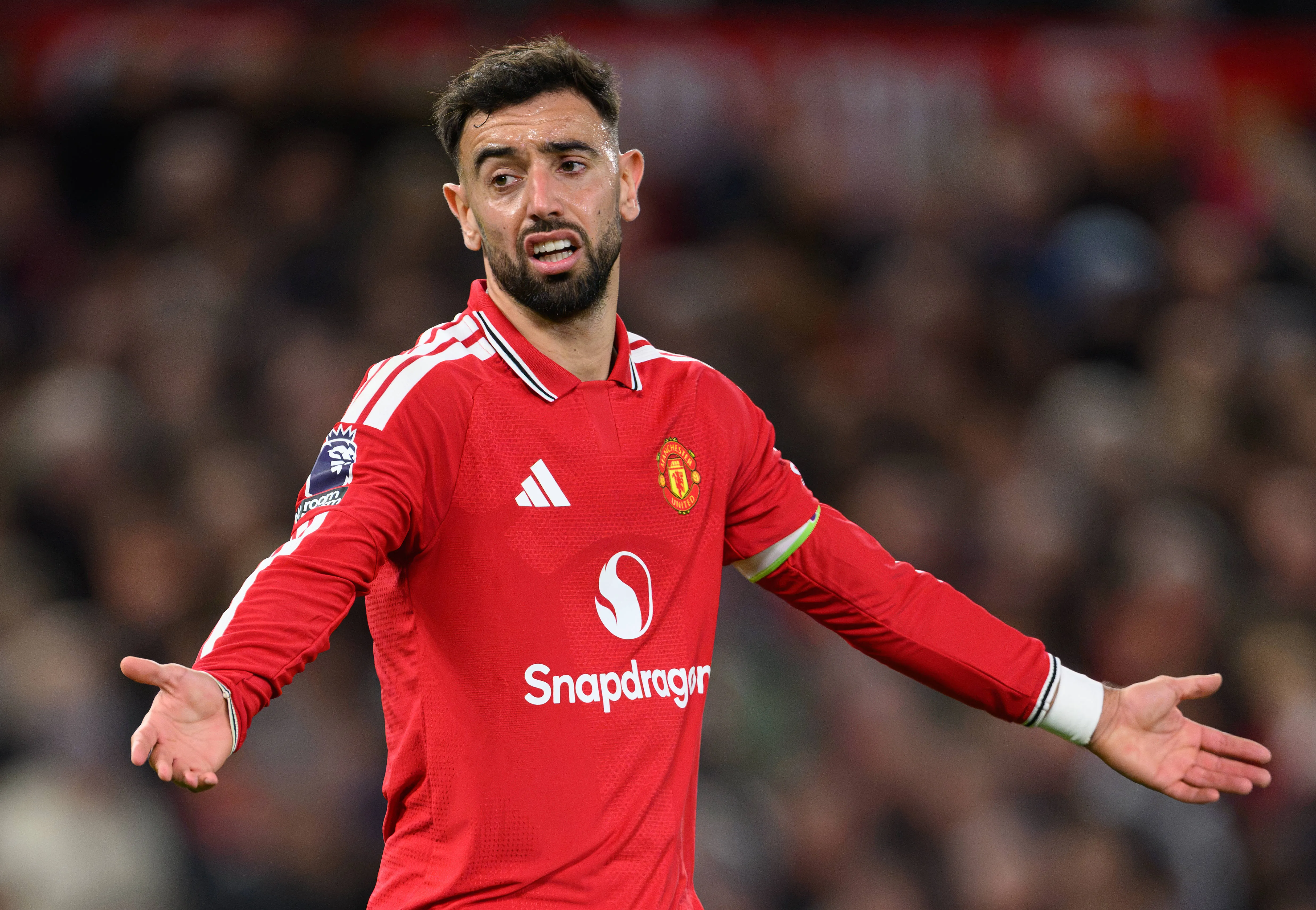 Bruno Fernandes se lamenta durante jogo do Manchester United