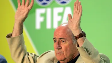 A sujeira chegou na c&uacute;pula: Blatter &eacute; acusado por corrup&ccedil;&atilde;o, e at&eacute; Platini foi envolvido