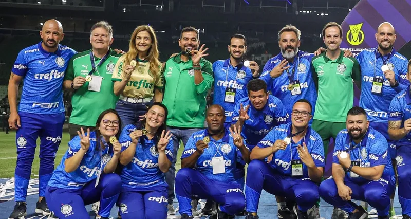 Jo&atilde;o Paulo Sampaio faz o n&uacute;mero tr&ecirc;s com a m&atilde;o, em alus&atilde;o ao tricampeonato brasileiro sub-20 conquistado pelo Palmeiras