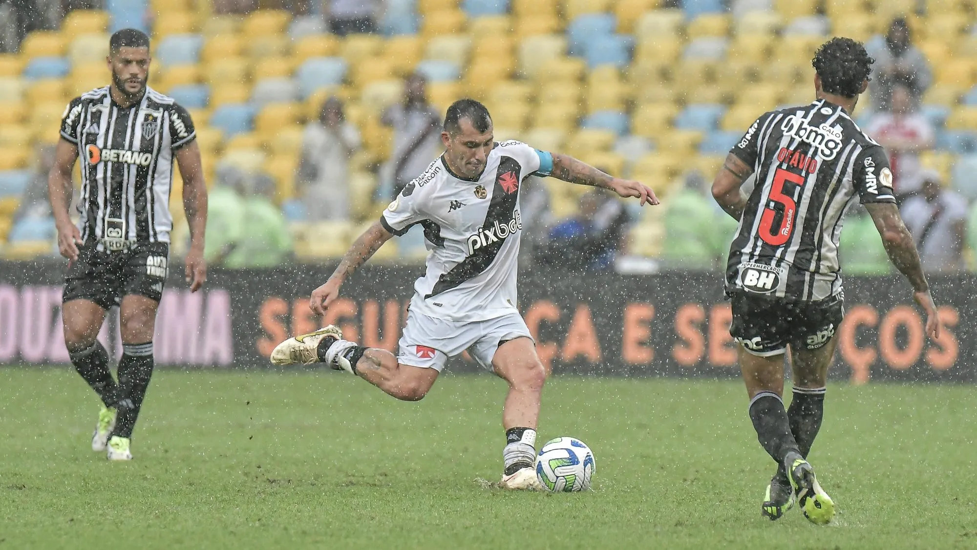 Vasco encontrou em Medel o zagueiro que tanto procurava para o time