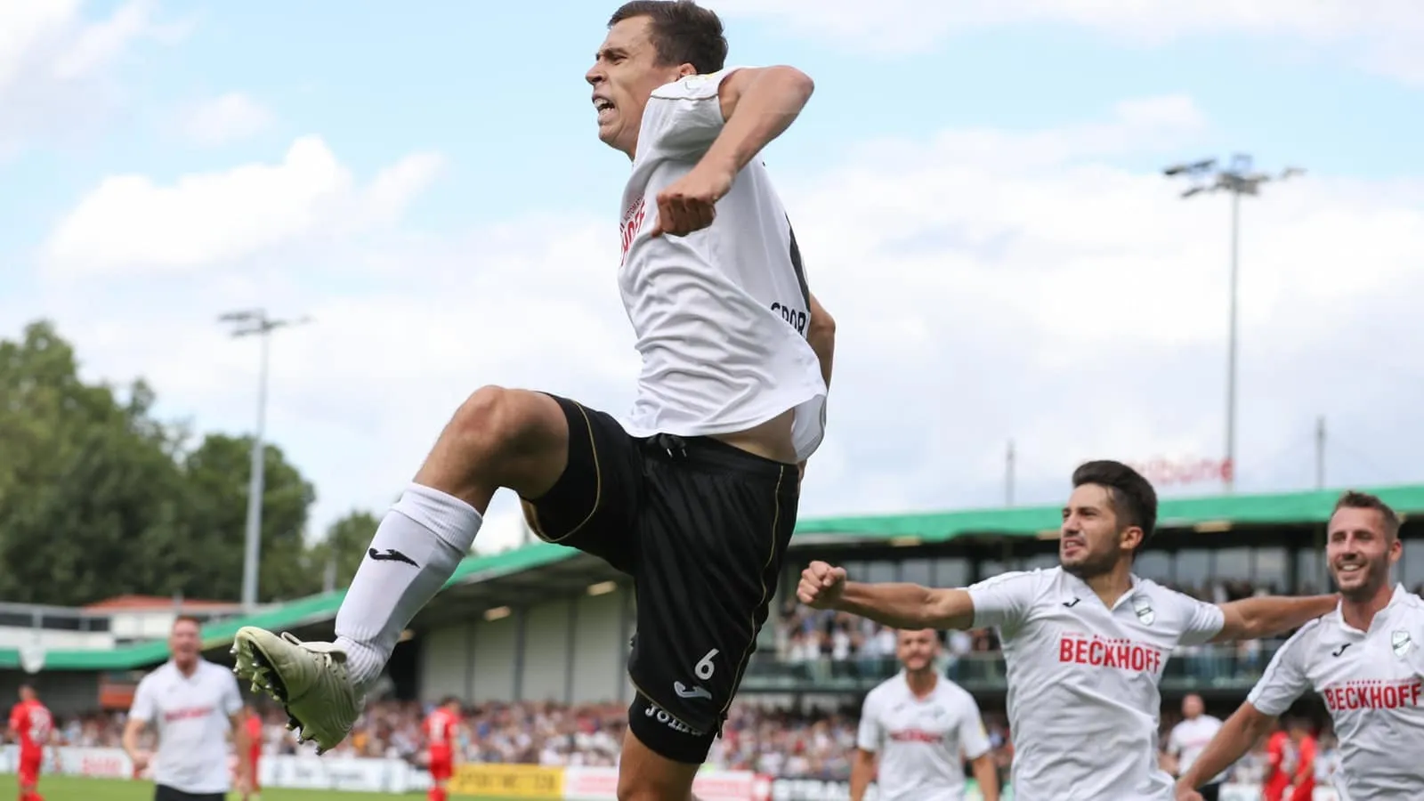 O Verl, da quarta divis&atilde;o, alcan&ccedil;ou uma fa&ccedil;anha ao despachar o Augsburg na Copa da Alemanha