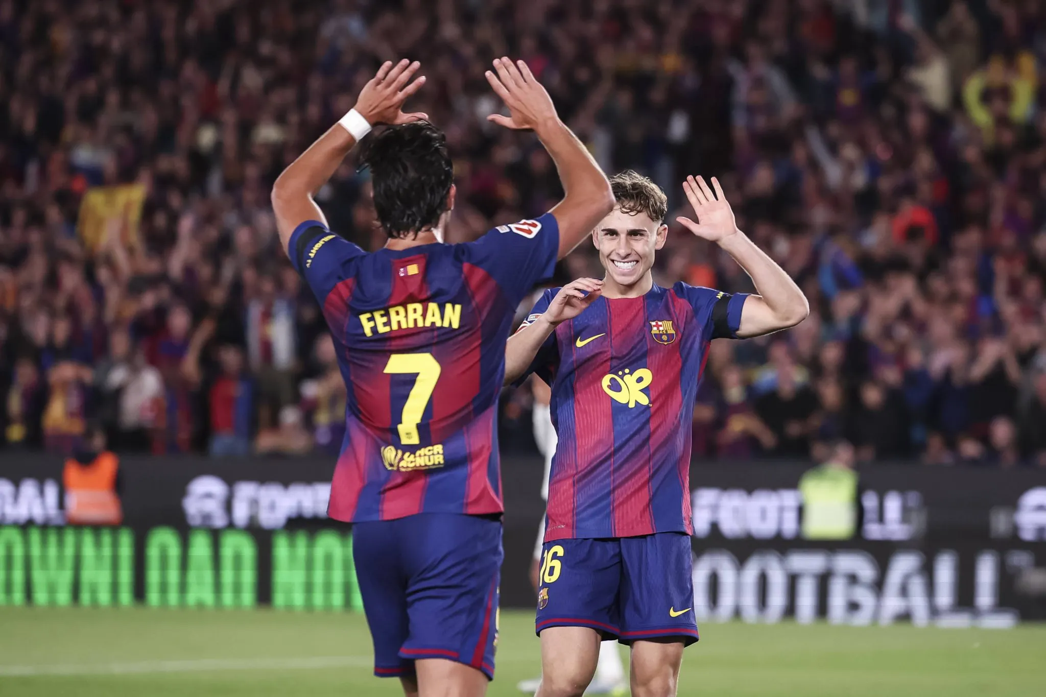 Ferran Torres e Ferm&iacute;n L&oacute;pez celebram gol do Barcelona