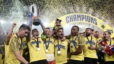 Numa temporada pra l&aacute; de emocionante, o AEK Atenas selou o t&iacute;tulo grego na &uacute;ltima rodada