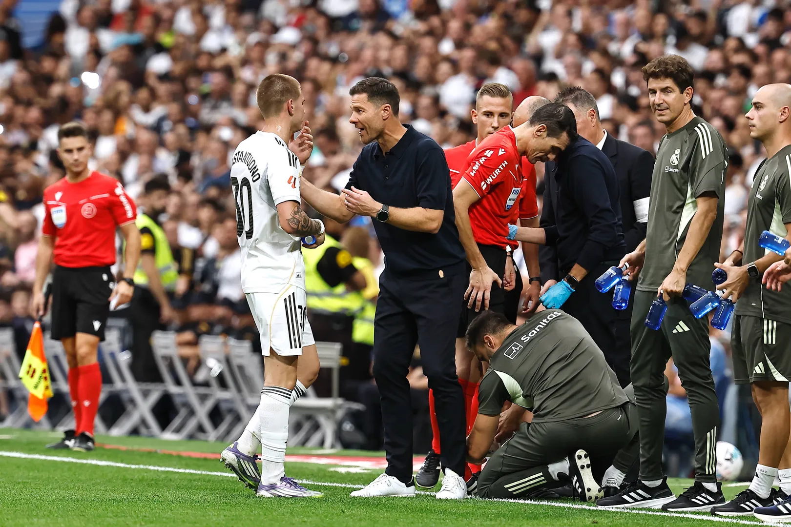 Xabi Alonso d&aacute; instru&ccedil;&otilde;es a Mastantuono em jogo do Real Madrid