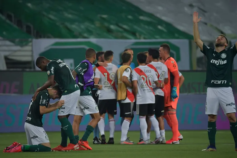 Jogadores do Palmeiras, aliviados, comemoram classifica&ccedil;&atilde;o &agrave; final da Copa Libertadores de 2020