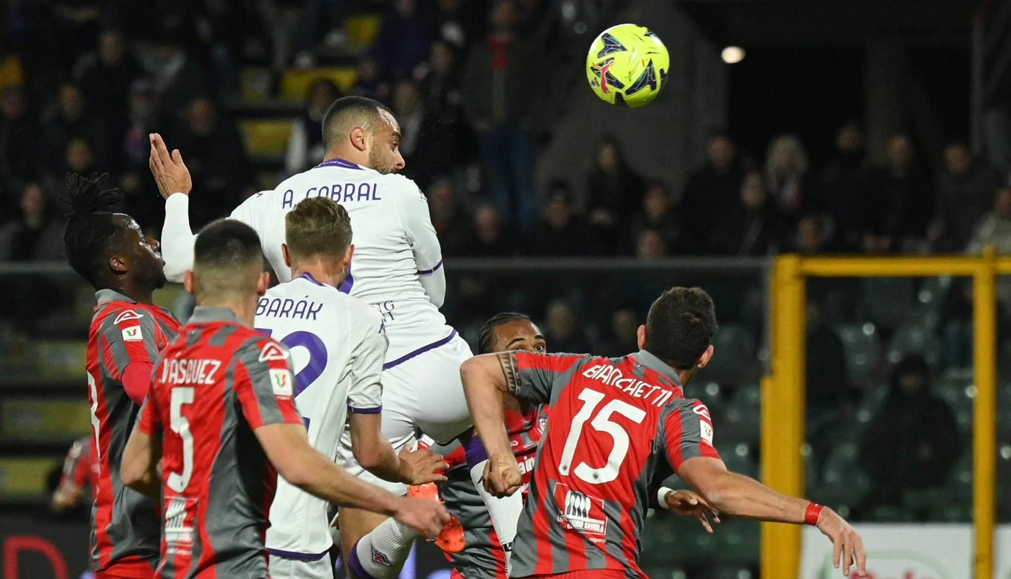 Com mais um de Arthur Cabral, a Fiorentina derrota a Cremonese e se aproxima da final da Coppa