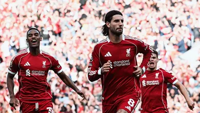 Gol de falta magistral garante vit&oacute;ria emocionante do Liverpool contra o Arsenal