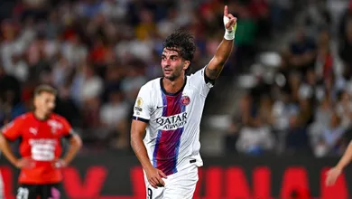 Dupla campe&atilde; mundial resolve problema pontual e tira PSG do buraco em estreia na Ligue 1