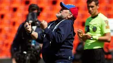 Ao mestre, com carinho: Primeira vit&oacute;ria de Maradona no Gimnasia teve dois belos gols de falta