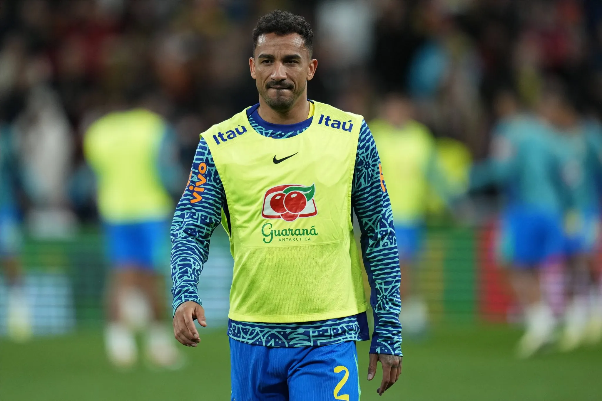 Danilo durante aquecimento da sele&ccedil;&atilde;o brasileira 