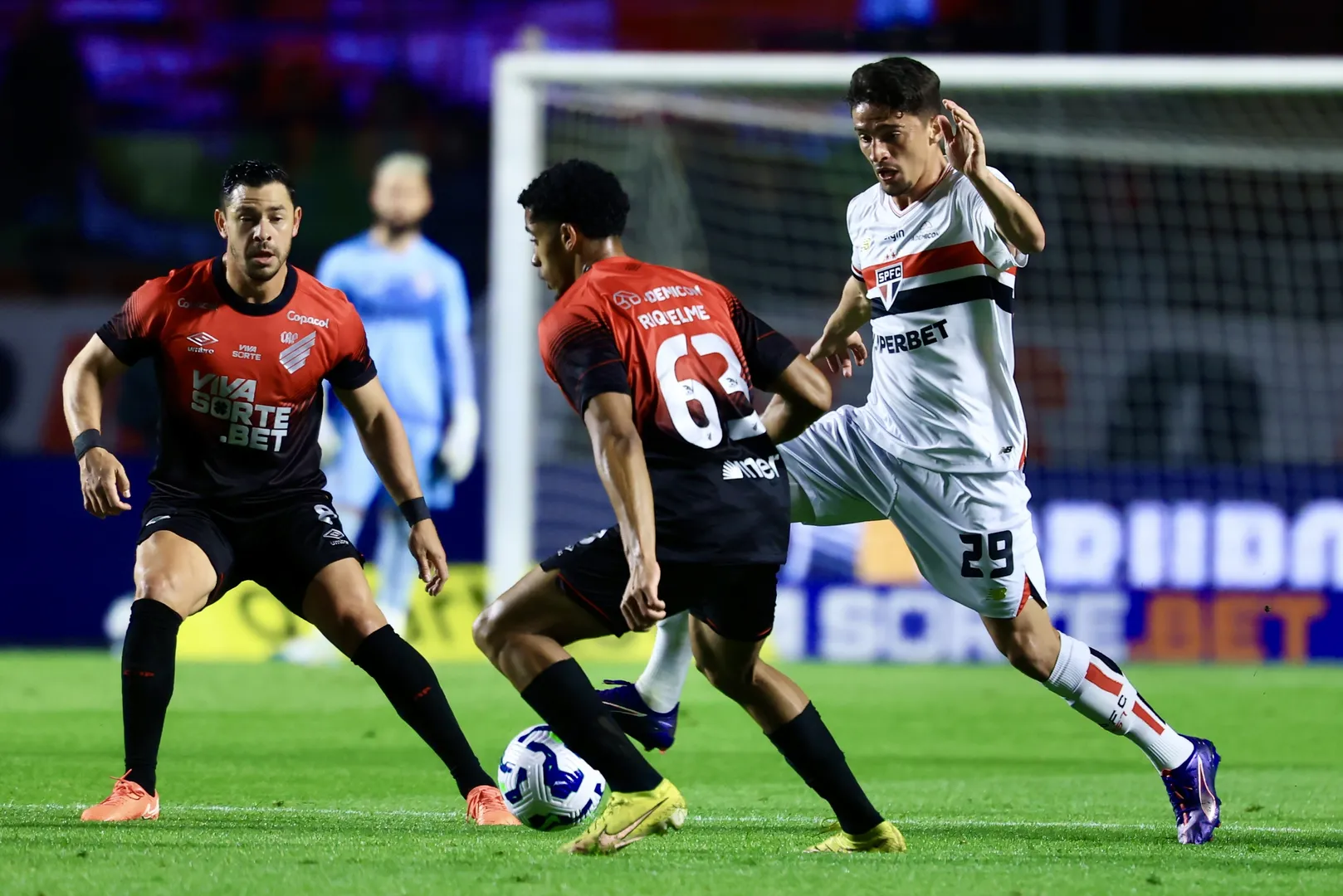 Pablo Maia marcou belo gol na vit&oacute;ria sobre o Athletico