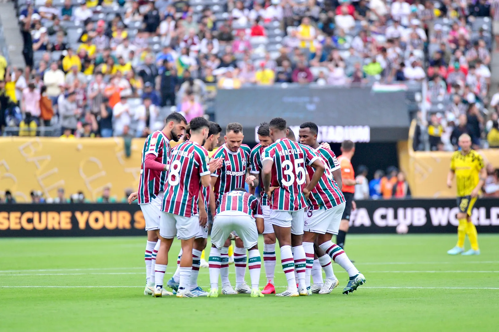 Jogadores do Fluminense reunidos antes de jogo contra o Borussia Dortmund
