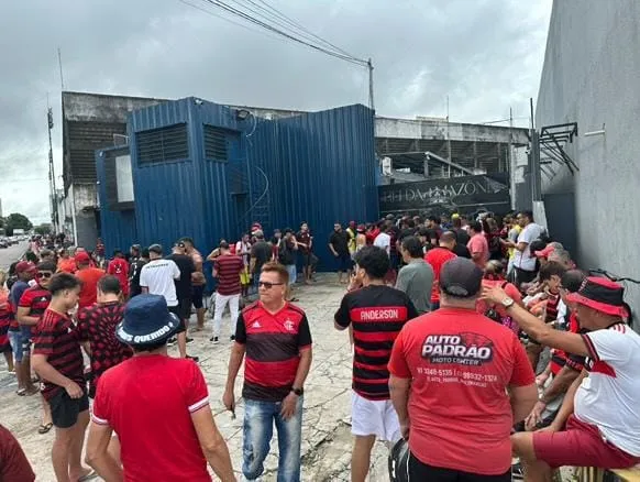 Torcedores do Flamengo tentaram, em v&atilde;o, ver o treino do clube (Foto: Gabriel Rodrigues/Trivela)