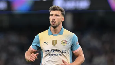 Gesto de R&uacute;ben Dias com torcedora mirim emociona em jogo do Manchester City