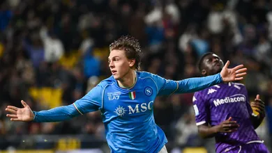 Jovem estrela brilha, Fiorentina desperdi&ccedil;a p&ecirc;nalti e Napoli aguarda Inter ou Lazio na final da Supercopa