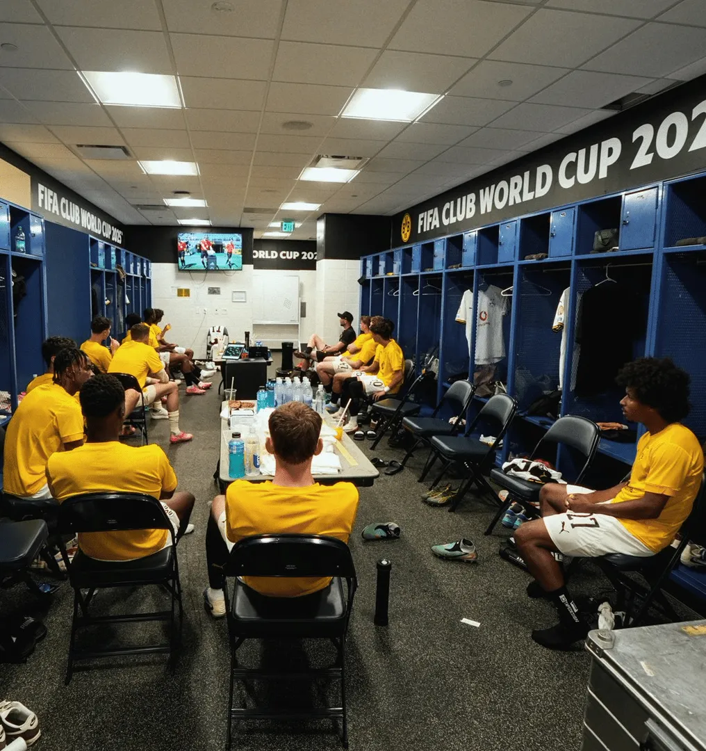 Reservas do Borussia Dortmund assistem ao primeiro tempo contra o Mamelodi Sundowns do vesti&aacute;rio