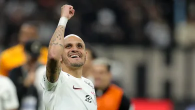 Aliviado, Corinthians pode dar despedida digna a F&aacute;bio Santos em &uacute;ltimo jogo do ano na Arena