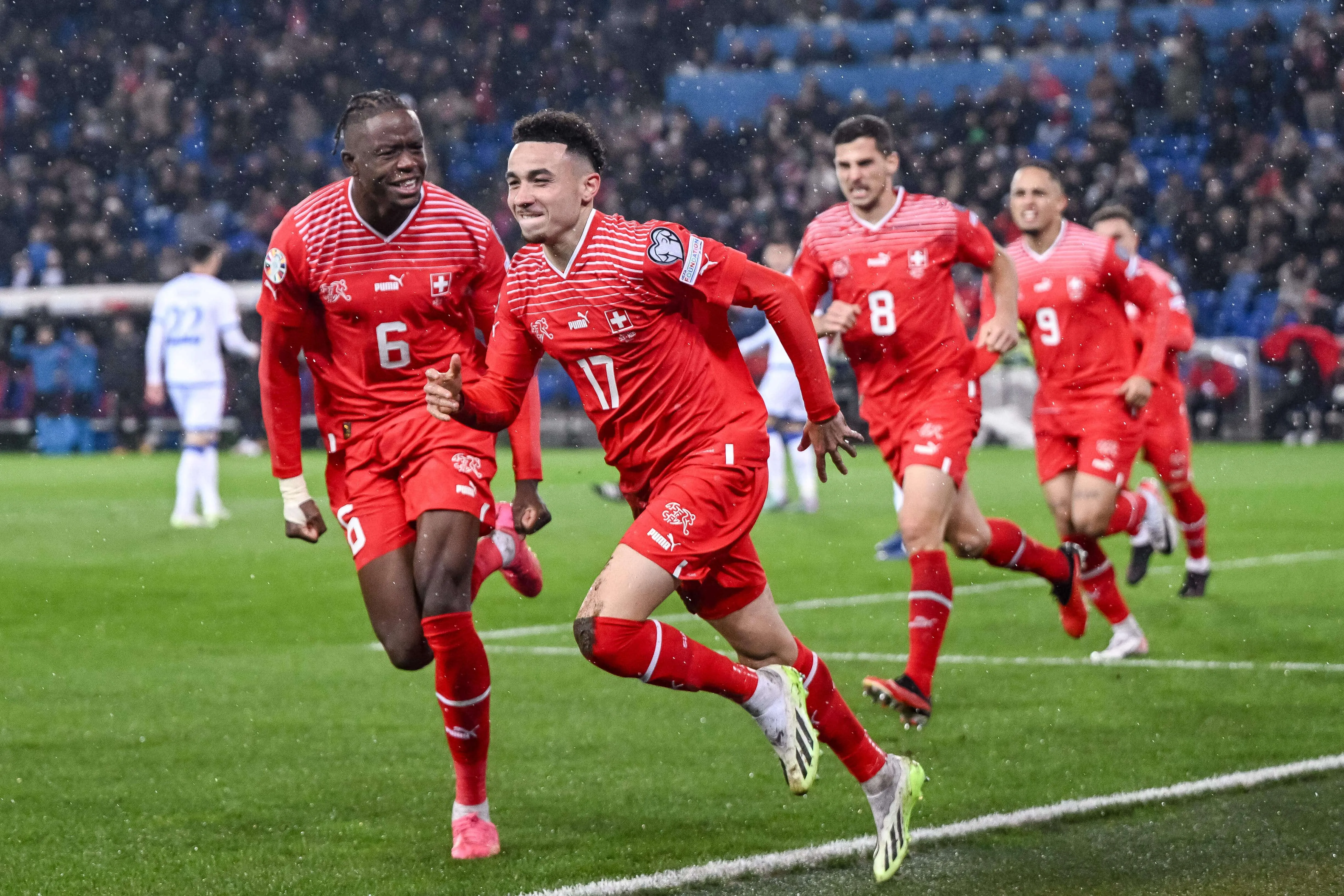Su&iacute;&ccedil;a sofre mais um &lsquo;apag&atilde;o&rsquo;, mas empate com o Kosovo &eacute; o suficiente para vaga na Eurocopa