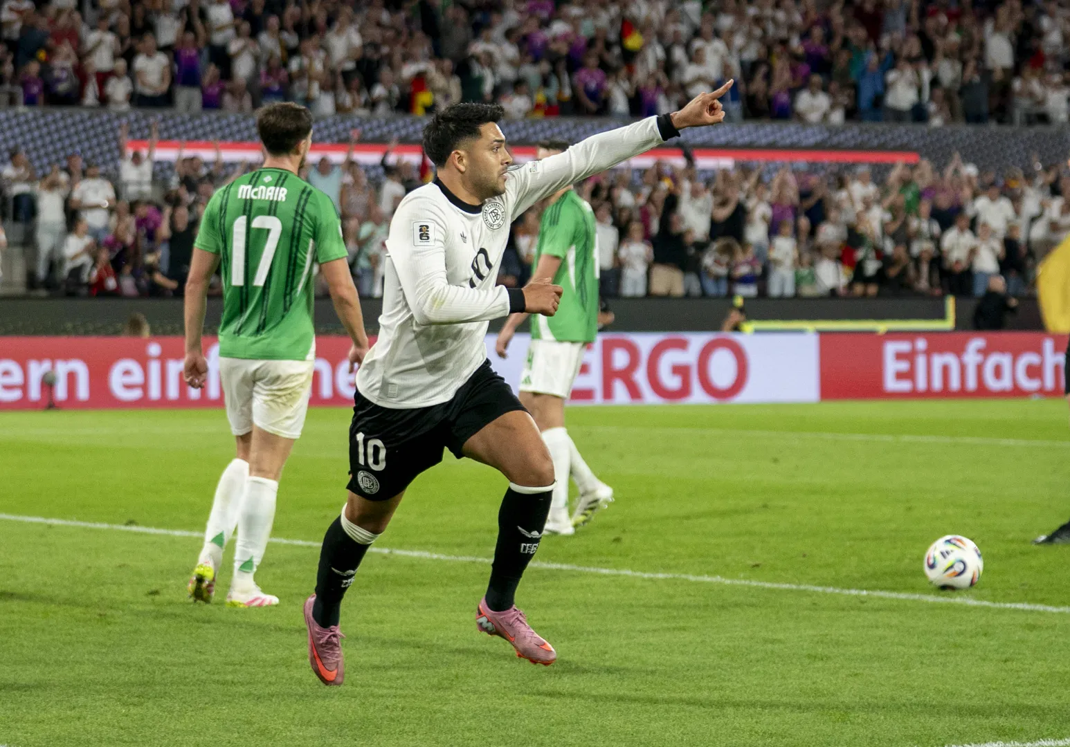 Nadien Amiri comemora gol da Alemanha sobre Irlanda do Norte (Foto: Imago)