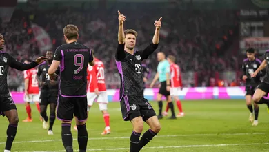 Thomas M&uuml;ller mostra que &eacute; o Rei da Bundesliga em goleada do Bayern