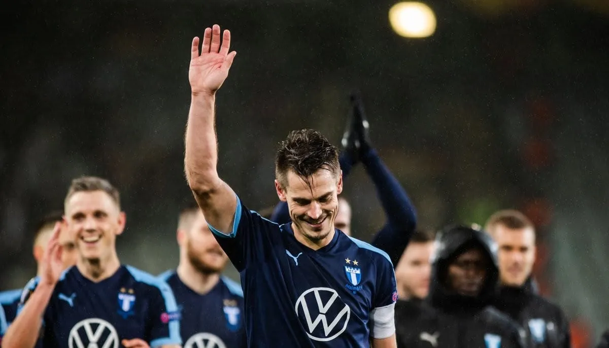 No &uacute;ltimo jogo da carreira em Malm&ouml;, Rosenberg viveu sua apoteose: gol no &uacute;ltimo minuto para uma vit&oacute;ria &eacute;pica por 4 a 3