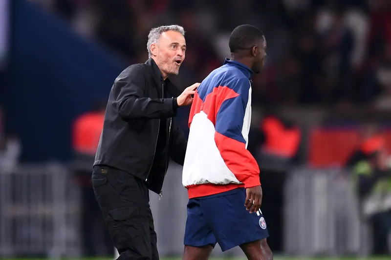 Luis Enrique e Demb&eacute;l&eacute; ap&oacute;s jogo do PSG