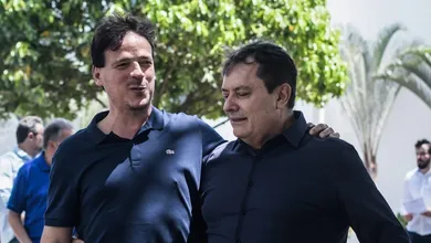 Dono do Cruzeiro explica por que voltou atr&aacute;s em demiss&atilde;o de Diniz: &lsquo;Me rendi&rsquo;
