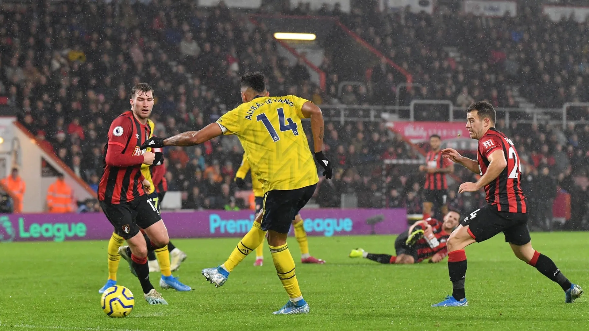 Estreia de Arteta foi bastante t&iacute;pica do Arsenal: gol de Aubameyang e empate com Bournemouth