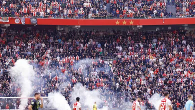 Afundado na crise, Ajax &eacute; atropelado pelo Feyenoord e cl&aacute;ssico &eacute; suspenso por sinalizadores no gramado