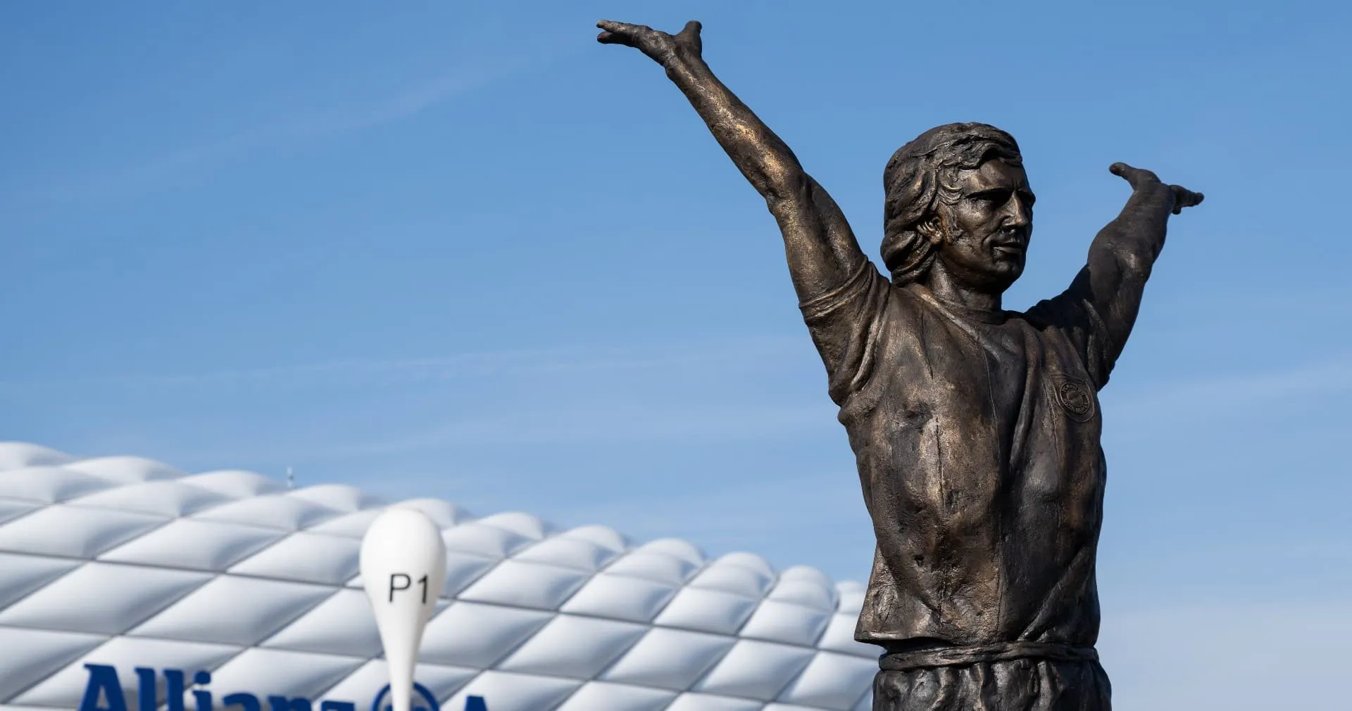 A grandeza de Gerd M&uuml;ller foi honrada com a inaugura&ccedil;&atilde;o da est&aacute;tua na Allianz Arena