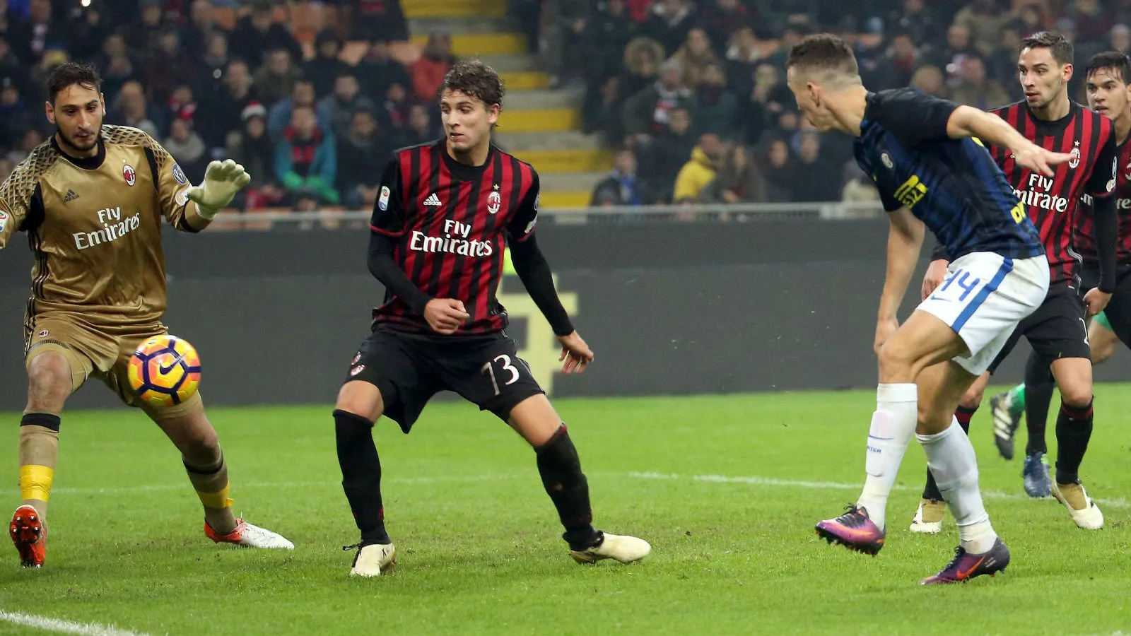 Intensidade, emo&ccedil;&atilde;o, gola&ccedil;os: Milan e Inter fizeram um cl&aacute;ssico pesado como suas camisas