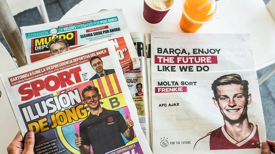 Ajax compra an&uacute;ncio de p&aacute;gina inteira em jornais de Barcelona para agradecer De Jong