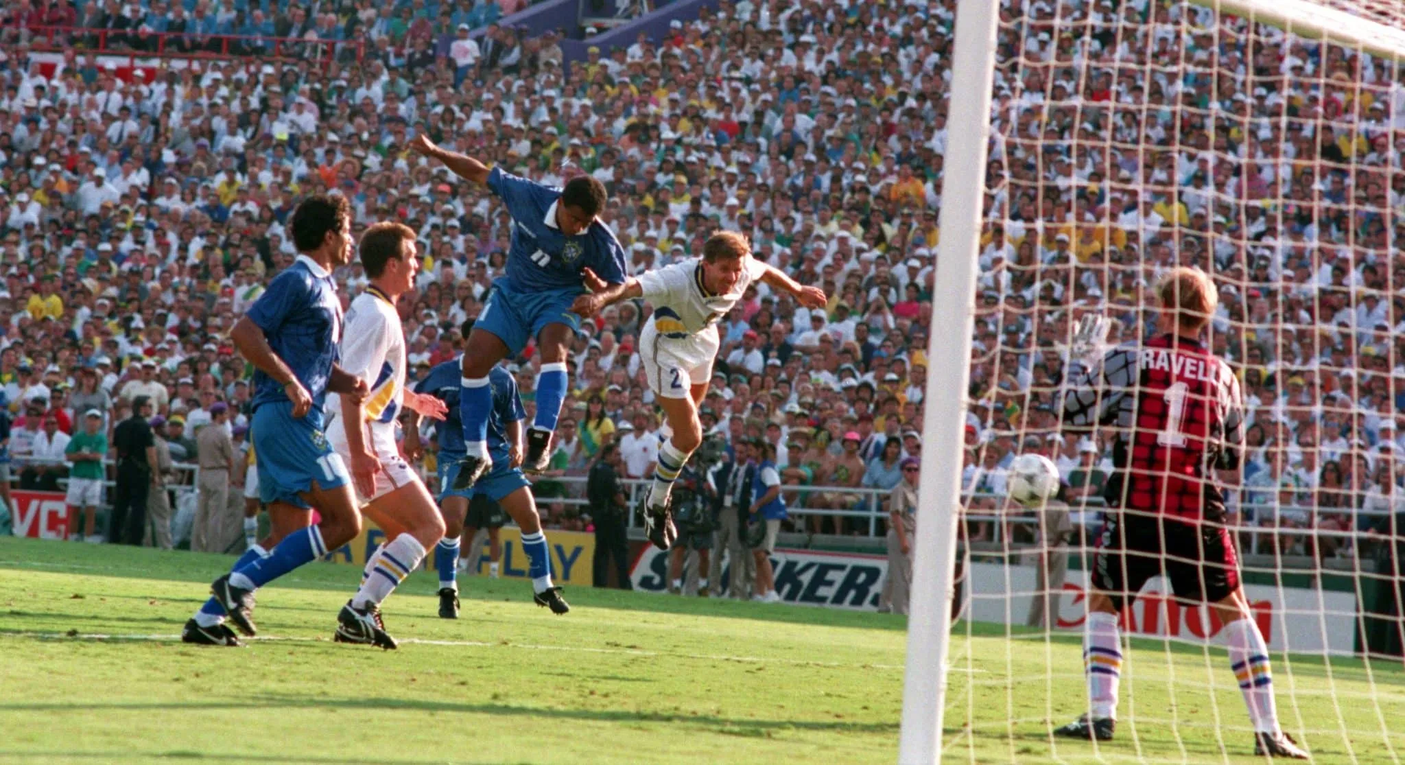 [Os 25 anos da Copa de 94] Um Baixinho no meio de gigantes coloca o Brasil na final