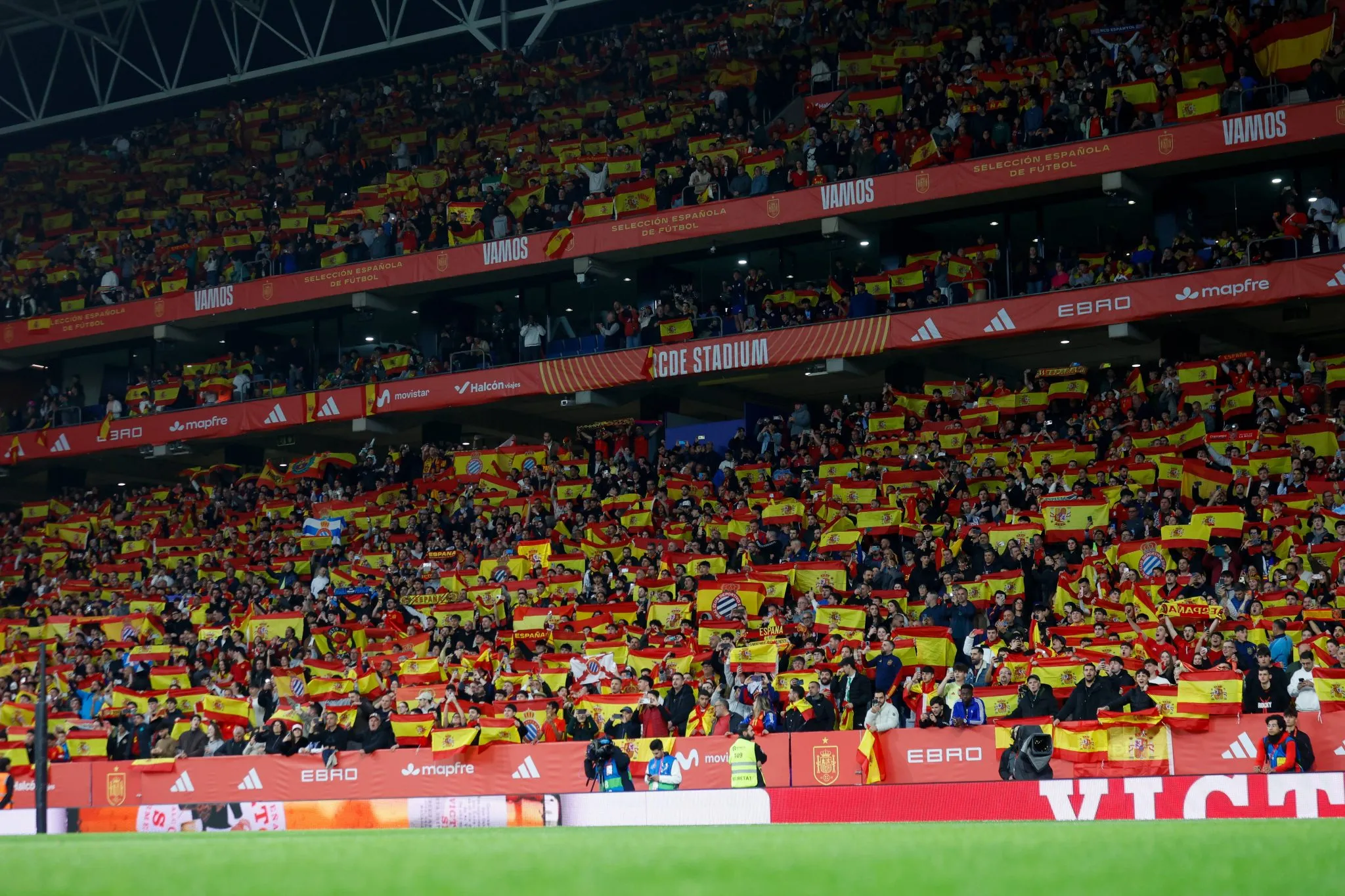 Torcedores espanh&oacute;is durante amistoso contra sele&ccedil;&atilde;o eg&iacute;pcia (Foto: Imago/AgenciaLOF)