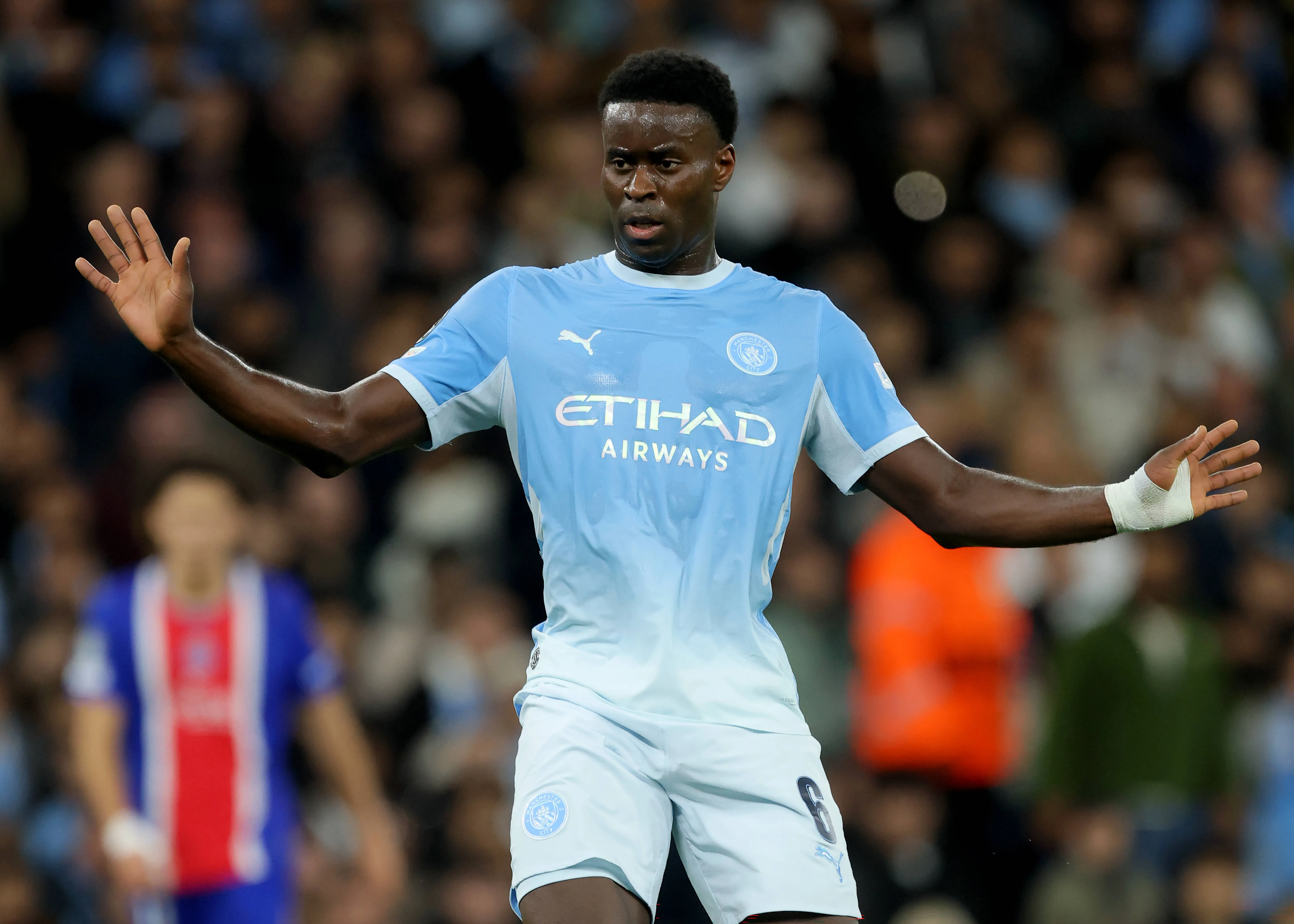 Marc Guéhi em ação pelo Manchester City