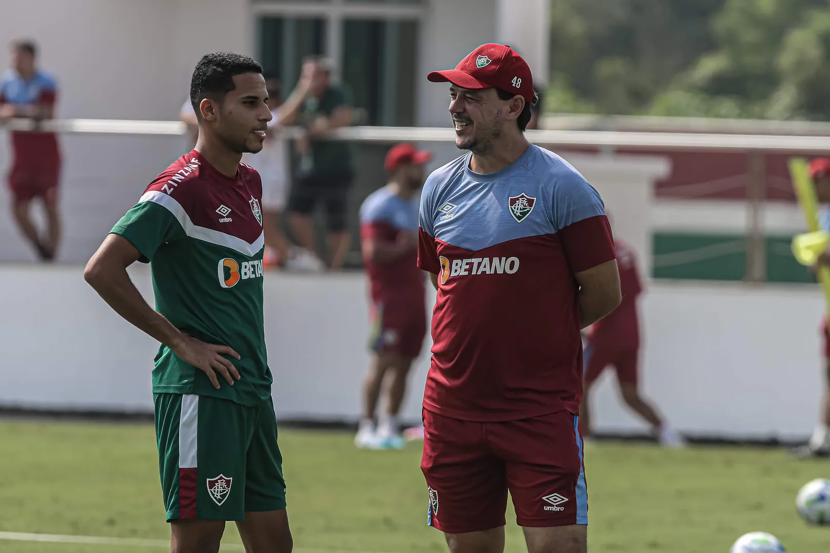 Alexsander com Fernando Diniz em treino do Fluminense: volante volta a ser relacionado - Foto: Marcelo Gon&ccedil;alves/Fluminense FC