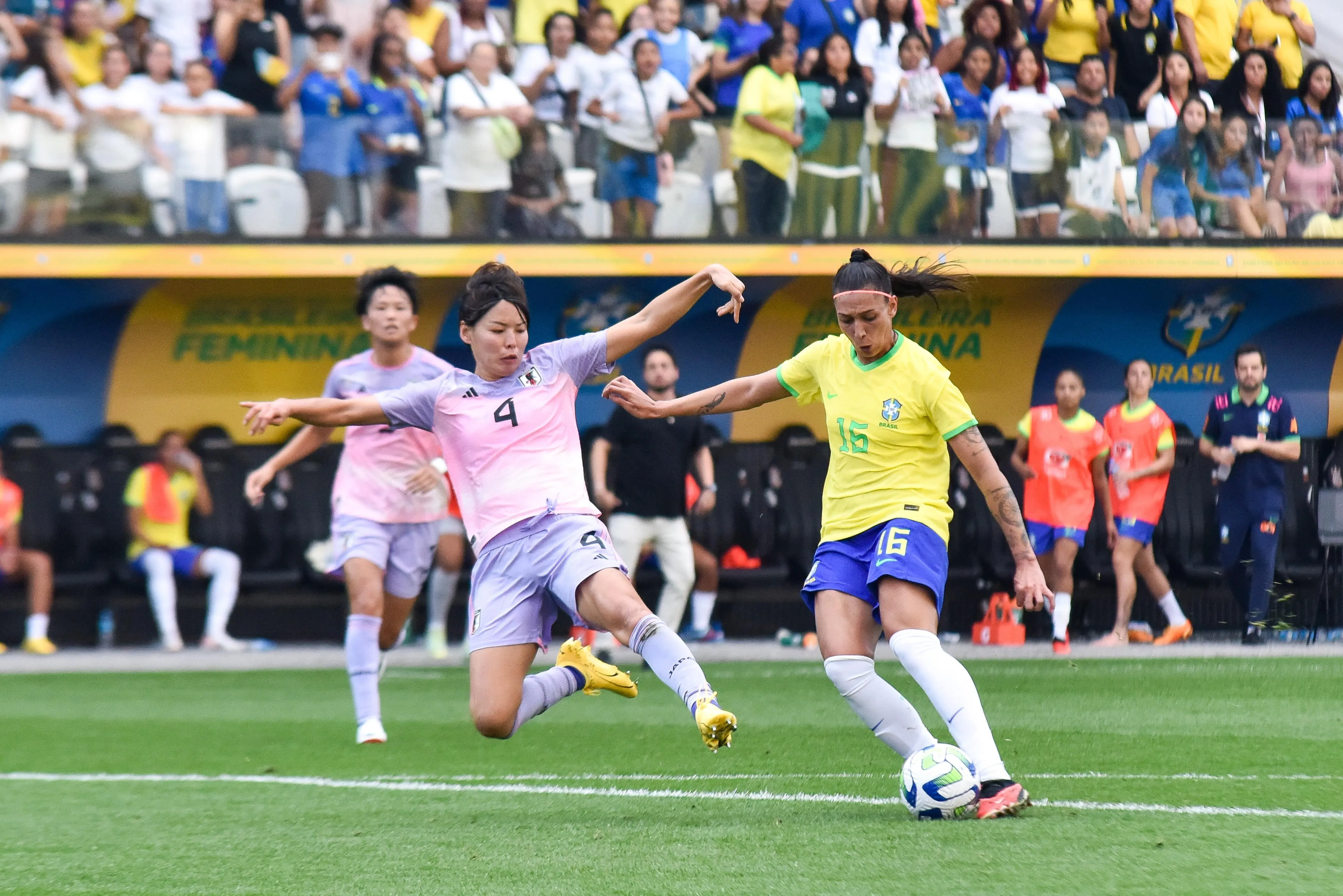Brasil falha defensivamente, sofre dois gols no primeiro tempo e perde amistoso para o Jap&atilde;o
